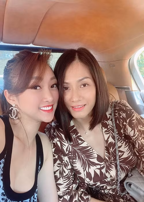 Thùy Chang từng khẳng định rằng, bên ngoài chị Hồng Loan rất xinh nhưng đôi lúc không ăn hình. Thùy Chang cũng không ngờ rằng câu chuyện vô tư đăng ảnh chị Hồng Loan bị nghĩ theo chiều hướng tiêu cực rằng dìm hàng. Ảnh: Dân Việt