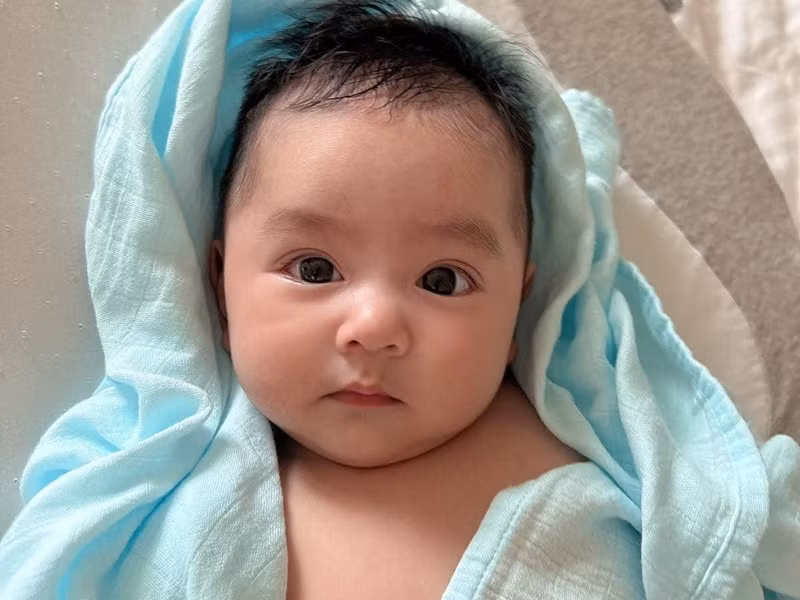 Bé Gia Khang đáng yêu vô đối. Ảnh: FBNV