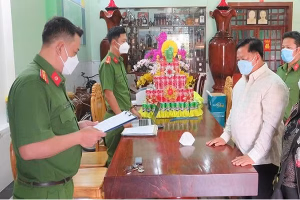 Vi sao cuu Truong phong Canh sat Giao thong tinh An Giang bi bat