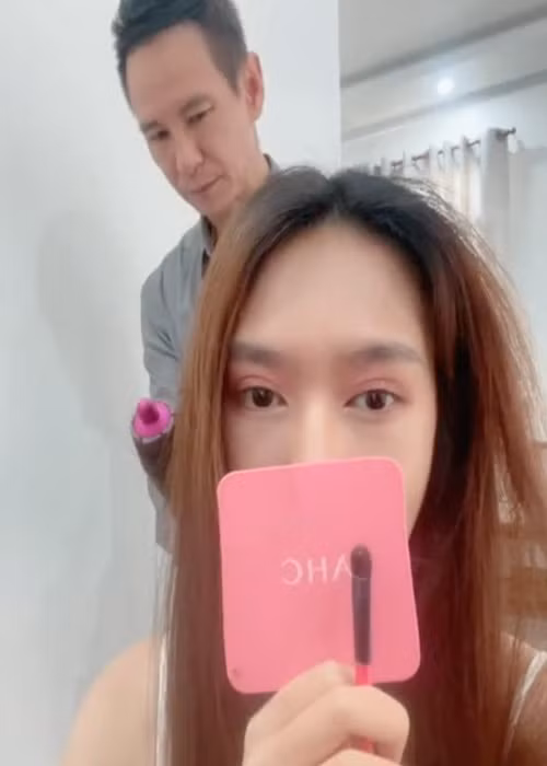 Gần đây, Lý Hải lần đầu làm tóc cho Minh Hà. Ảnh: Yan