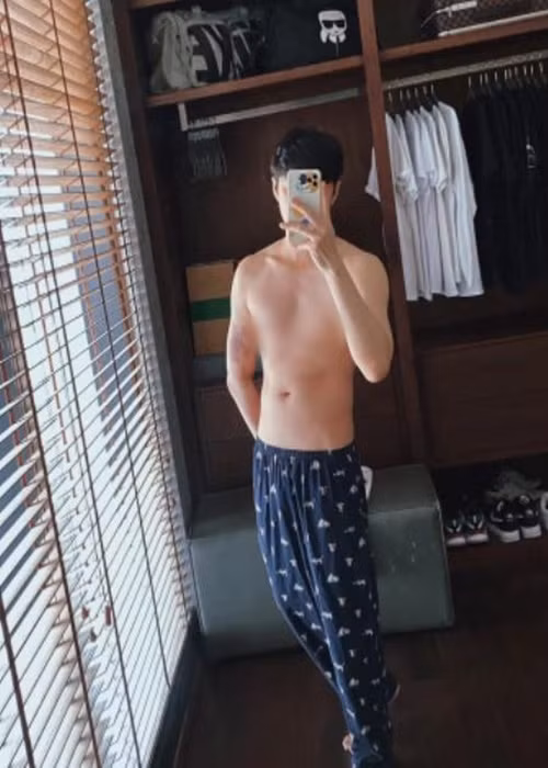 Mới đây, khi Noo Phước Thịnh đăng tải hình ảnh cá nhân kèm chú thích: “61.5 kg”, một cư dân mạng gọi nam ca sĩ là “bê đê”, thậm chí còn tag một người bạn để đùa cợt. Trước bình luận kém duyên, Noo Phước Thịnh đáp trả gay gắt. Ảnh: Saostar