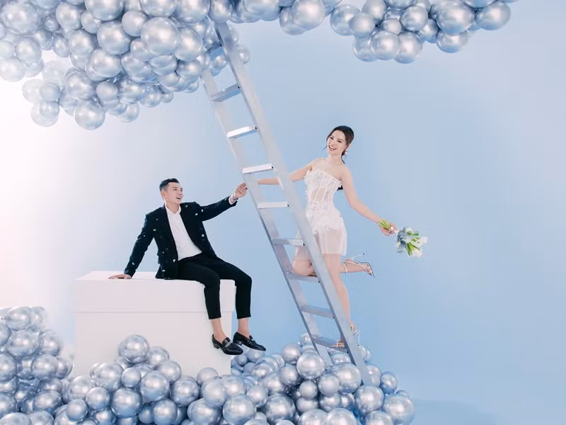 Nữ ca sĩ kết hợp ăn ý với ông xã kém tuổi khi chụp ảnh cưới.