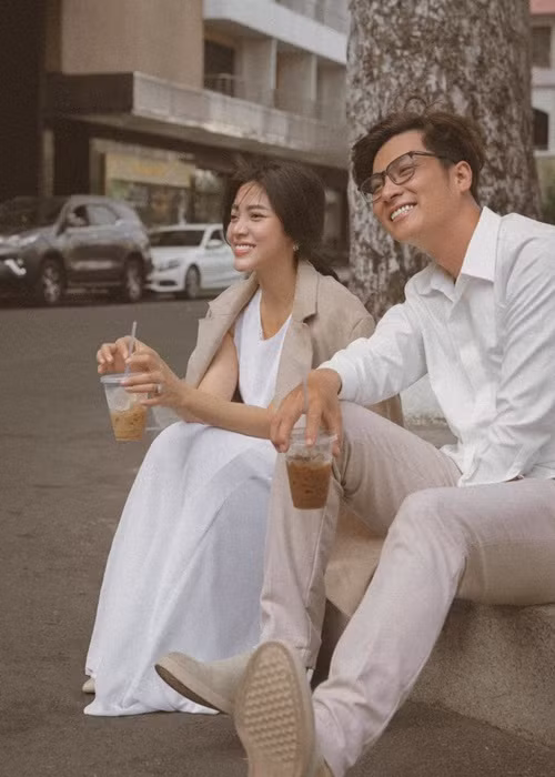 Chồng cũ của Lâm Khánh Chi vẫn thường xuyên chia sẻ hình ảnh bên bạn gái sau ồn ào.