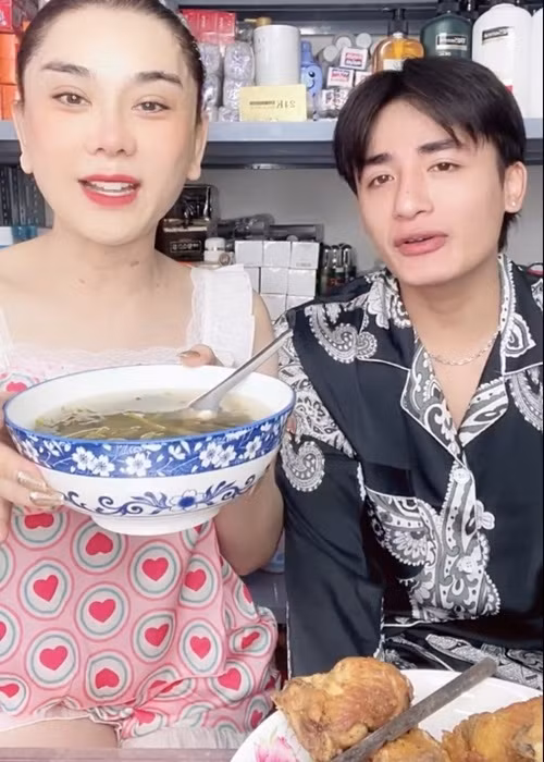 Trong một livestream mới đây, Lâm Khánh Chi khoe được Song Duy nấu ăn cho, tất cả đều là món cô thích.