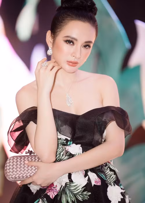 Năm 2017, xuất hiện trong một sự kiện thời trang, Angela Phương Trinh mặc váy hở vai, diện trang sức hơn 2,5 tỷ đồng. Ảnh: Vietnamnet