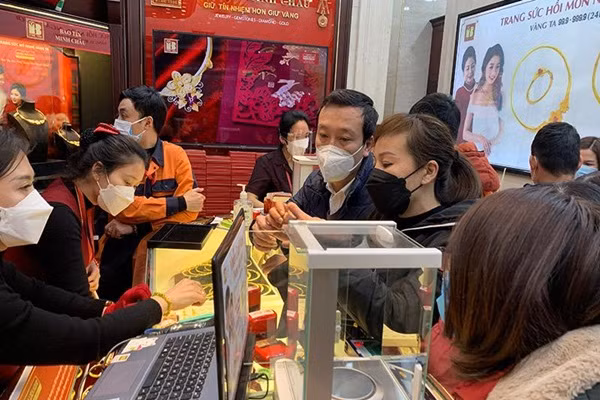 Gia vang hom nay 17/4: Lai suat tang, USD len gia