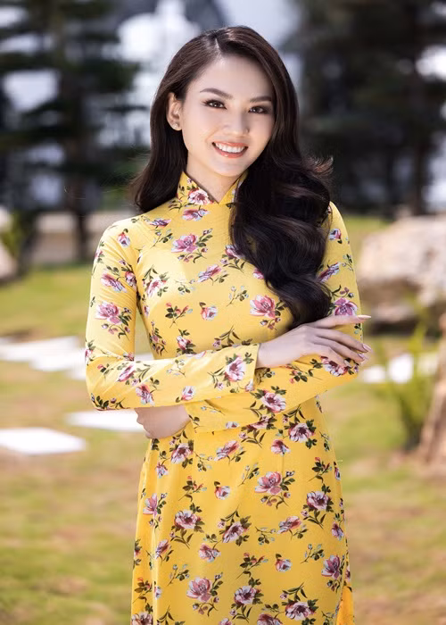 Tại bối cảnh bán cổ điển đậm chất châu Âu, các cô gái khoe thần thái rạng rỡ, dịu dàng.