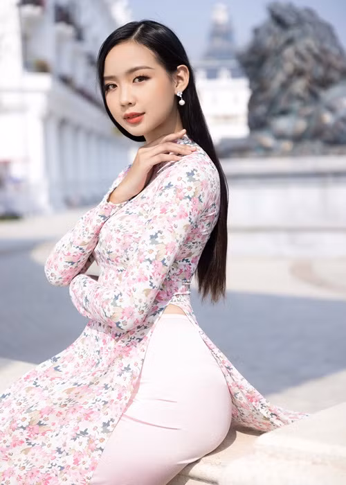 Lê Nguyễn Bảo Ngọc khoe đường cong hình thể gợi cảm.