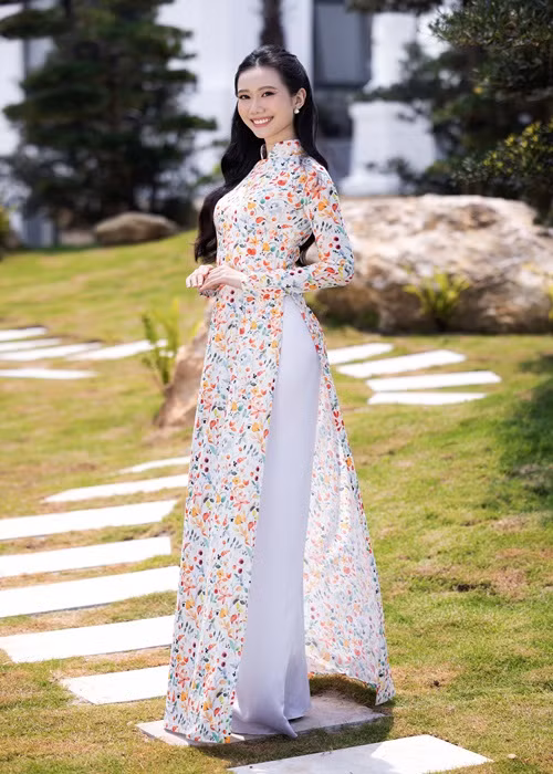 Nguyễn Vĩnh Hà Phương nở nụ cười tươi rói khi chụp ảnh áo dài.