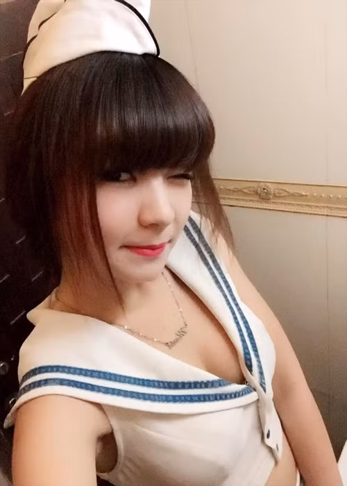 Thảo Vy được người hâm mộ Mạc Văn Khoa chú ý nhờ nhan sắc ưa nhìn.