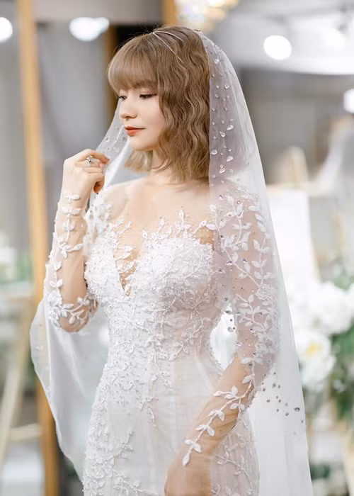 Bà xã của Mạc Văn Khoa đã đi thử váy cưới.