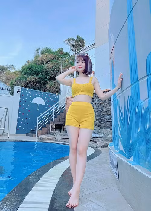 Bà xã của Mạc Văn Khoa chăm da giữ dáng để nhan sắc không thua kém gái còn son.