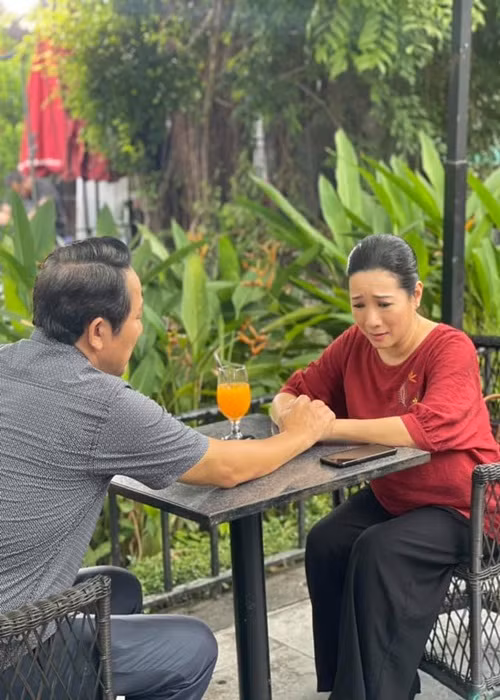 Trong “Mặt nạ gương”, nữ ca sĩ vào vai bà Nhung - mẹ Đại úy Tùng, từng có mối quan hệ tình cảm với ông Nghị do nghệ sĩ Hoàng Hải đóng. Ảnh: FBNV
