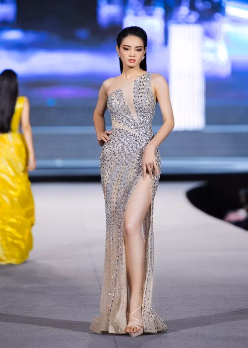 Bùi Khánh Linh lọt top 5 Người đẹp thời trang. Nữ sinh viên Học viện Nông nghiệp Việt Nam sở hữu vóc dáng cân đối với chiều cao 1m76.