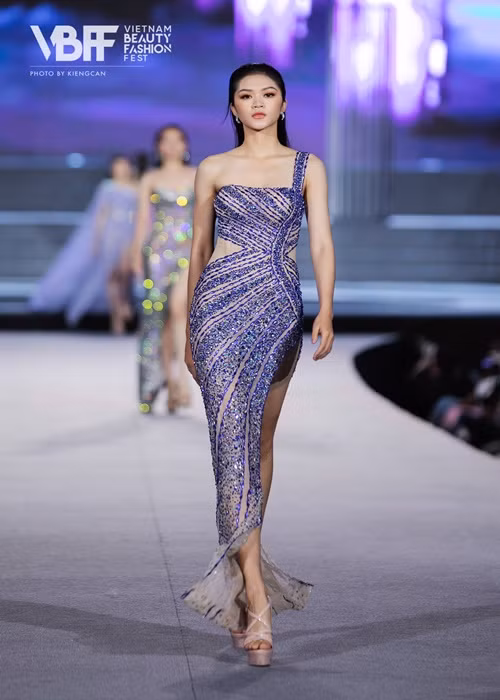 Võ Thị Thương cũng lọt top 5 Người đẹp thời trang. Cô thuộc nhóm thí sinh cao dưới 1m7.