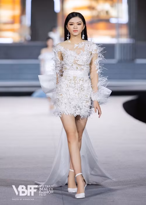 Võ Thị Thương được khen ngợi về thần thái khi trình diễn thời trang.