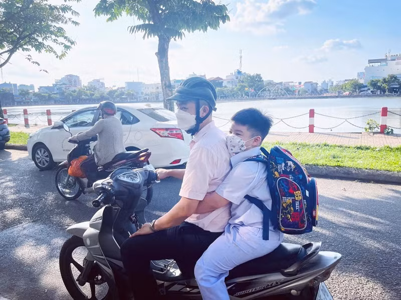 Doanh nhân Bửu Lộc đưa đón con trai đi học.