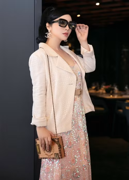“Nếu là tôi bây giờ thì không bao giờ có chuyện đó, nhưng khi ấy, tôi quá hoảng hốt và nghĩ rằng hôn nhân như vậy hẳn là địa ngục", Hoa hậu Đền Hùng bộc bạch. Ảnh: FBNV