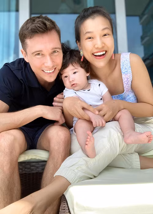 Hoàng Oanh kết hôn năm 2019. Vợ chồng nữ MC sống xa cách. Hoàng Oanh từng đưa con sang Singapore đoàn tụ cùng Jack. Đến tháng 12/2021, cô đưa con trở lại Việt Nam. Ảnh: FBNV