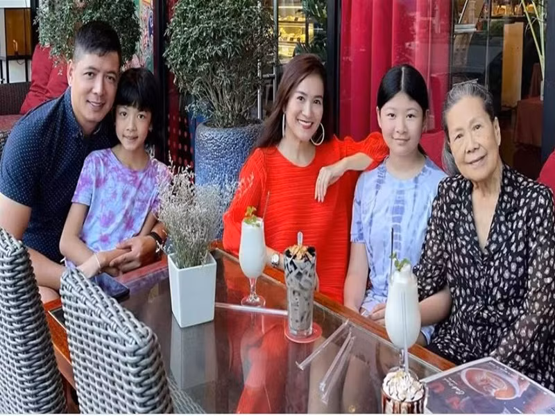 Nữ doanh nhân chia sẻ với Ngôi sao: "Mẹ tôi 78 tuổi rồi, sức khỏe mẹ yếu vì nhiều bệnh nền lại trải qua 2 lần mổ tim. Ông xã nhận đưa mẹ đi vì anh còn phải đẩy xe lăn cho mẹ. Mẹ giờ yếu quá đi bộ không nổi, đi 5 bước là thở hổn hển. Chồng tôi có hiếu với cả mẹ ruột và mẹ vợ. Anh thân thiết với mẹ tôi hơn tôi luôn". Ảnh: Vietnamnet