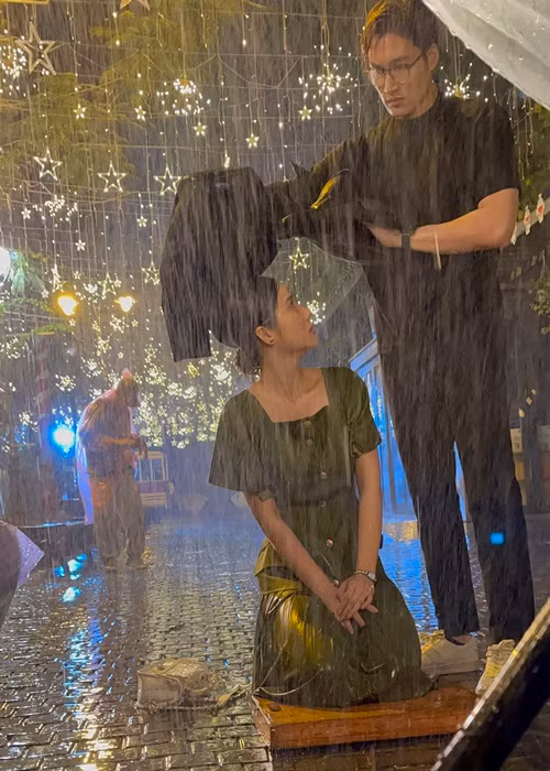 Để Huyền Lizzie diễn tốt được cảnh này, ê-kíp đã phải lót một chiếc nệm dưới nền gạch cho cô quỳ lên, tránh tổn thương gối khi phải quay mất 4 tiếng đồng hồ từ 19h30 đến 23h mới hoàn thành.