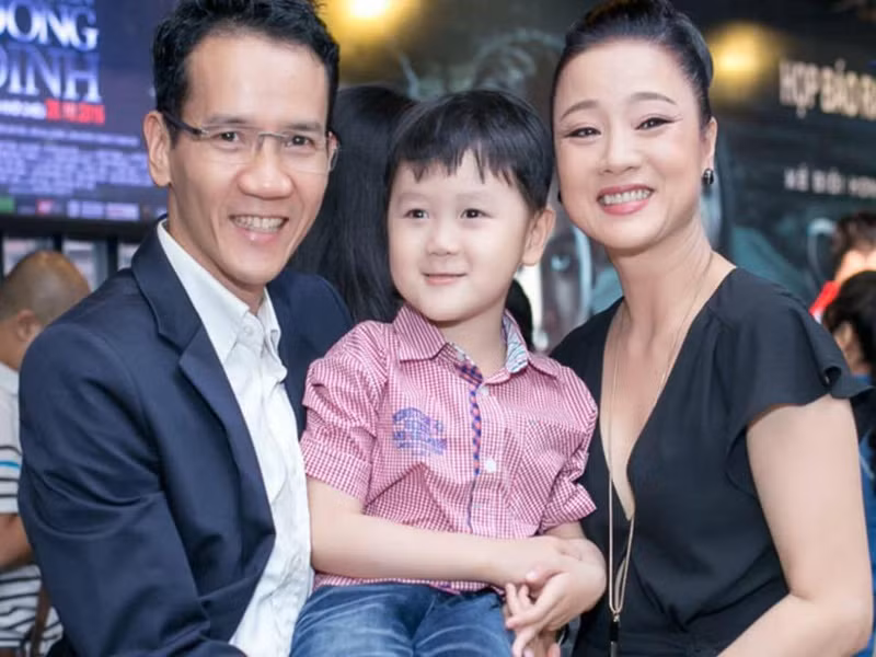 Chẳng hạn, trước đây Mỹ Duyên chưa bao giờ vào bếp nấu nướng và nghĩ việc ăn uống đơn giản rằng có tiền thì ra tiệm ăn cho xong. Ông xã của Mỹ Duyên lại có suy nghĩ khác. Anh chăm sóc vợ chu đáo, giỏi nấu nướng và rất xem trọng bữa ăn trong gia đình. Ảnh: FBNV