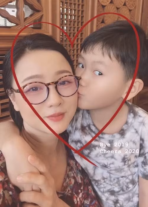Mỹ Duyên có con muộn nên dành hết tình yêu, sự chăm sóc cho con trai. Ảnh: FBNV