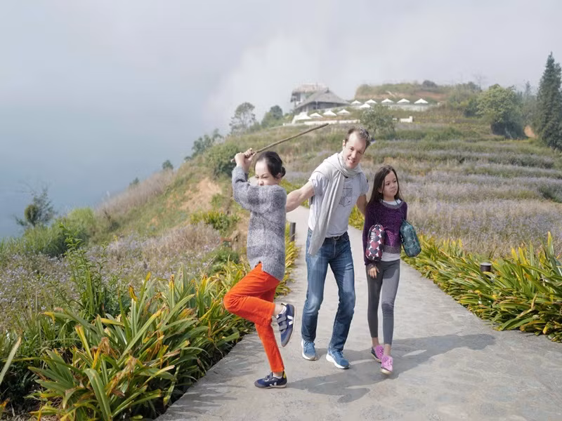 2 bé Tôm và Tép - cặp song sinh của Hồng Nhung vui đùa bên kiến trúc sư Gerhard Heusch trong các chuyến du lịch. Ảnh: FBNV