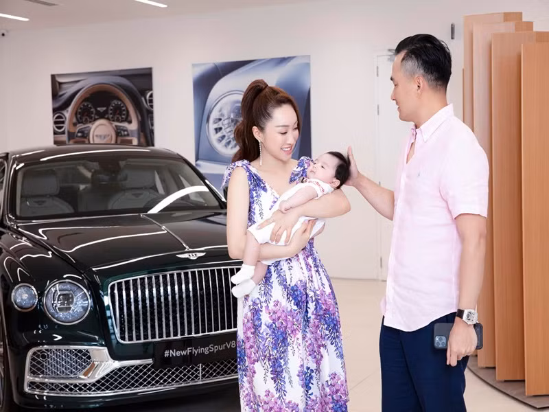 Vo 3 kem 16 tuoi cua Chi Bao khoe nhan xe sang chong tang