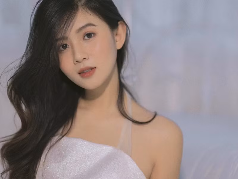 Cô đi hát tại những phòng trà, đi biểu diễn cùng câu lạc bộ, nhận chụp ảnh mẫu.