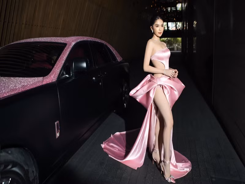 Mỗi lần xuất hiện tại sự kiện giải trí, Ngọc Trinh lại khiến nhiều người "nóng mắt" bởi sự hở bạo.