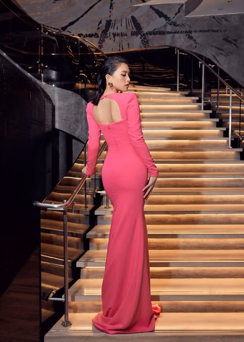 Sở hữu body chuẩn, Tiểu Vy mặc gì cũng cuốn hút.