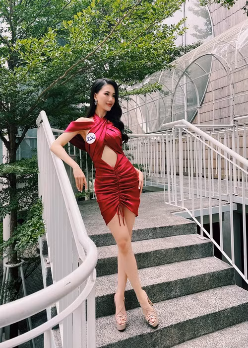Quỳnh Hoa sinh năm 1998, sở hữu gương mặt đẹp cùng vóc dáng gợi cảm. Cô hiện cao 1m75, có số đo 3 vòng: 80- 61,5-89 cm.