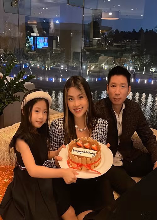 Trên trang cá nhân, nàng á hậu thường xuyên đăng tải hình ảnh tổ ấm nhỏ hạnh phúc.