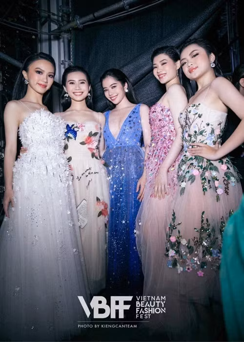 Ngoài ra, Hoa khôi Nam Em còn chia sẻ loạt ảnh bên các thí sinh. Đi kèm với đó, cô viết: "Ít nhất thì sau cuộc thi chị vẫn có những đứa em gái ruột của chị. Mấy em gái chị dạo này sáng bừng luôn. Tự hào". Ảnh: FBNV