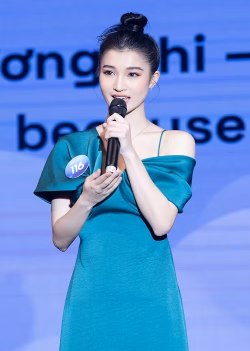 Bên cạnh tiếng Anh, khán giả còn được thấy các thí sinh “trổ tài” bắn nhiều thứ tiếng khác như tiếng Trung, tiếng Tây Ban Nha.