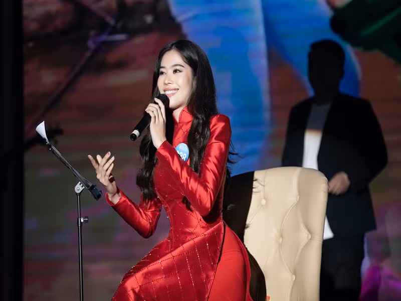 Nam Em và dàn thí sinh Miss World Vietnam trổ tài hát, thuyết trình Nam Em va dan thi sinh Miss World Vietnam tro tai hat, thuyet trinh