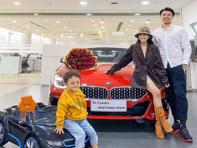 Cuối năm 2020, kỷ niệm 5 năm kết hôn, vợ chồng nữ ca sĩ sắm mẫu xe hơi giá 3 tỷ. Ảnh: Instagram