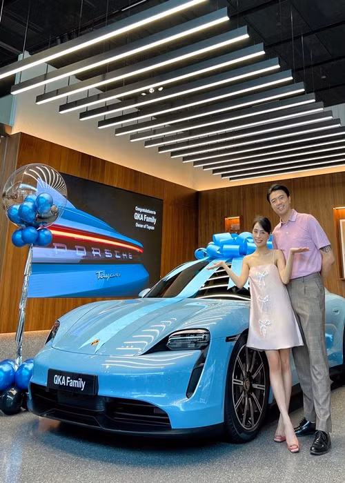 Nữ ca sĩ đi xe hơi đắt tiền. Hồi tháng 3/2022, vợ chồng Kiều Anh tậu xe ô tô giá 5,7 tỷ. Ảnh: Instagram