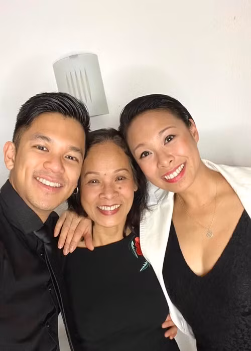Sau khi bố ruột ra đi mãi mãi, Trọng Hiếu dành nhiều thời gian hơn cho mẹ và chị. Vào những ngày lễ, dịp đặc biệt anh không quên dành những lời chúc đến người thân. Ảnh: FBNV