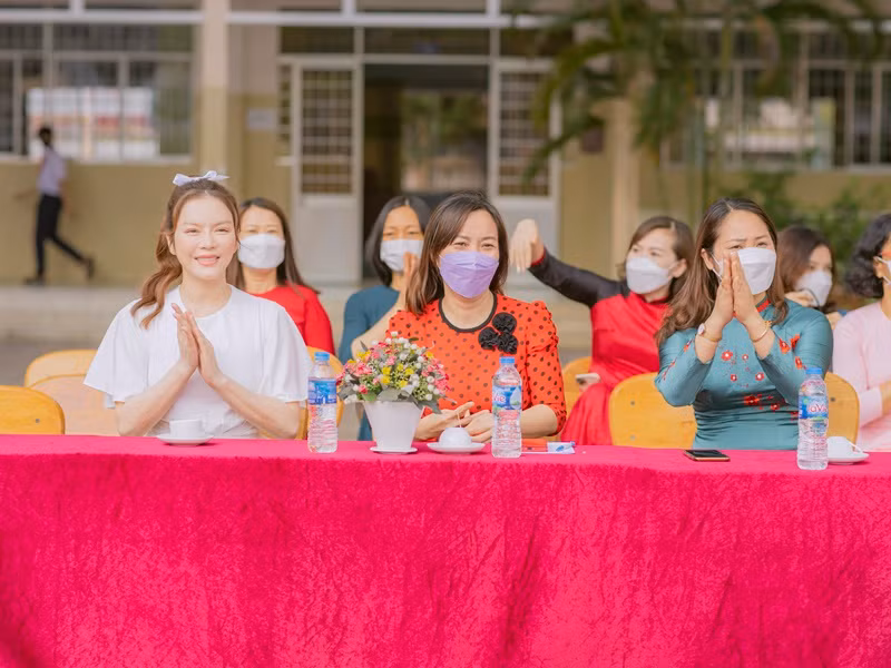 Fan nhí ôm chặt, vây quanh xin chữ ký của kiều nữ Lý Nhã Kỳ Fan nhi om chat, vay quanh xin chu ky cua kieu nu Ly Nha Ky