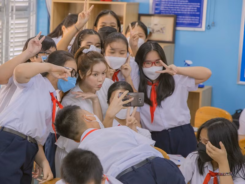 Có những em khi chụp hình xong ra khoe với thầy cô giáo là đã được chạm tay chị đẹp khiến cô xúc động.