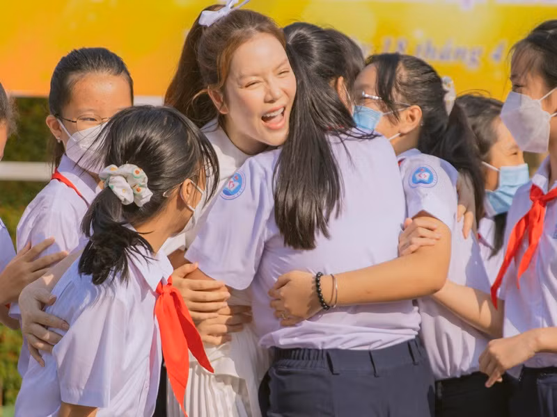 Một số em học sinh xin ôm Lý Nhã Kỳ.