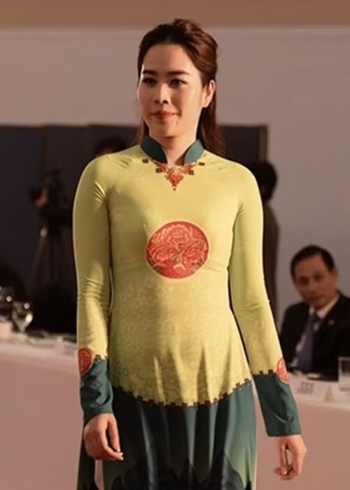 Nam Em trông tròn trịa khi trình diễn áo dài trong tháng 12/2018. Ảnh: Bestie