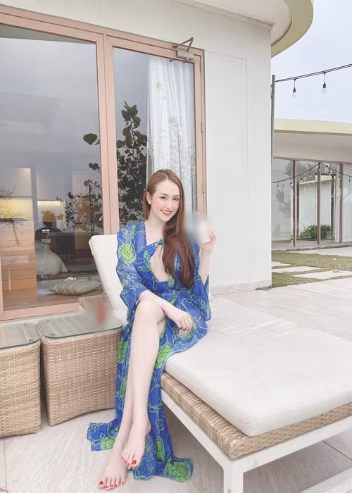 Khi chưa lấy chồng, Hương Baby đã trẻ trung, gợi cảm. Đến nay, dù trải qua 3 lần sinh nở nhưng vóc dáng của cô vẫn thon gọn.