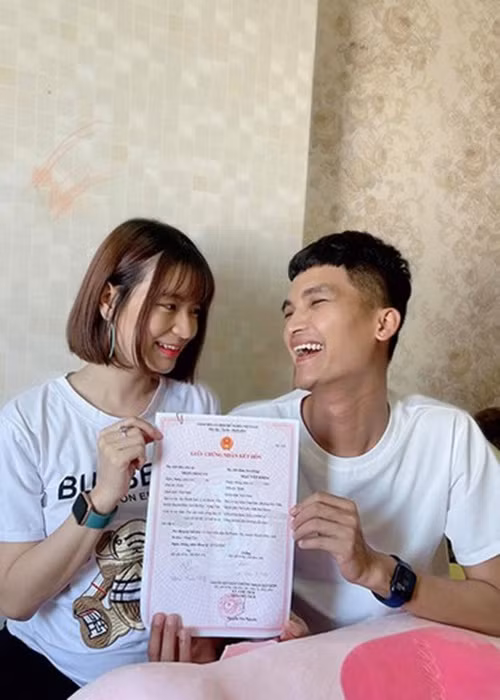 Thảo Vy và Mạc Văn Khoa đăng ký kết hôn vào năm 2020.