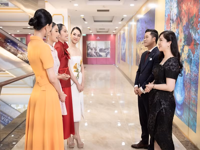 Top 16 thí sinh lọt vào vòng tiếp theo của Người đẹp Du lịch được chia thành 4 nhóm đến các địa điểm. Nhóm của Nam Em có mặt tại một khu đô thị.