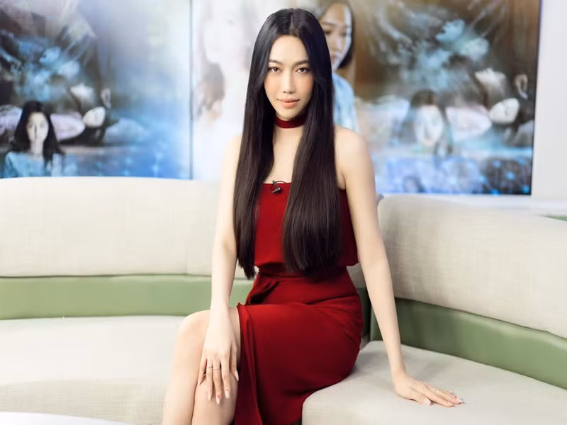 "Em đeo tay phải nữa cả nhà ạ, lên clip bị ngược hình", Diệu Nhi nhắn nhủ đến khán giả.