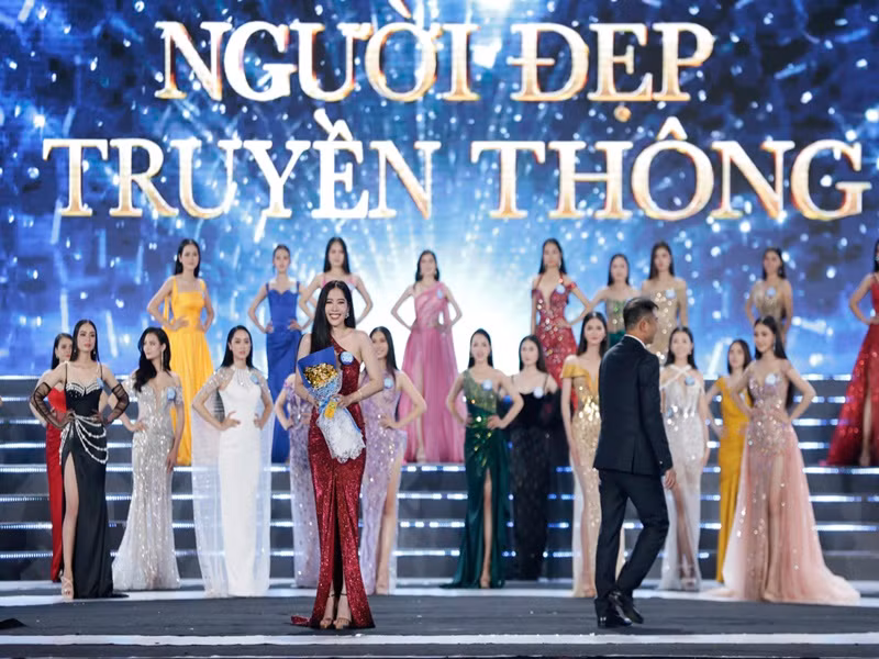 Nam Em lọt top 38, đoạt giải Người đẹp truyền thông vòng chung khảo.
