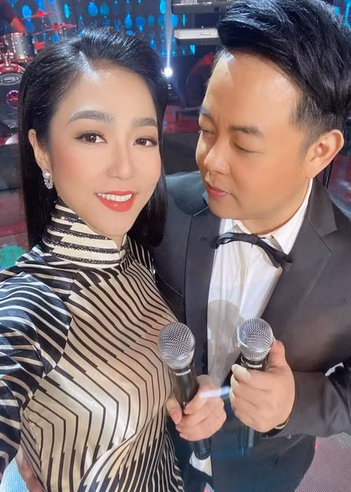 Quang Lê cũng phủ nhận hẹn hò Hà Thanh Xuân. “Tôi và Hà Thanh Xuân là anh em trong nghề, rất thân nhau nhưng chỉ là tình đồng nghiệp, không có gì hết. Tôi coi Hà Thanh Xuân như em gái”, Quang Lê nói. Ảnh: Dân Việt